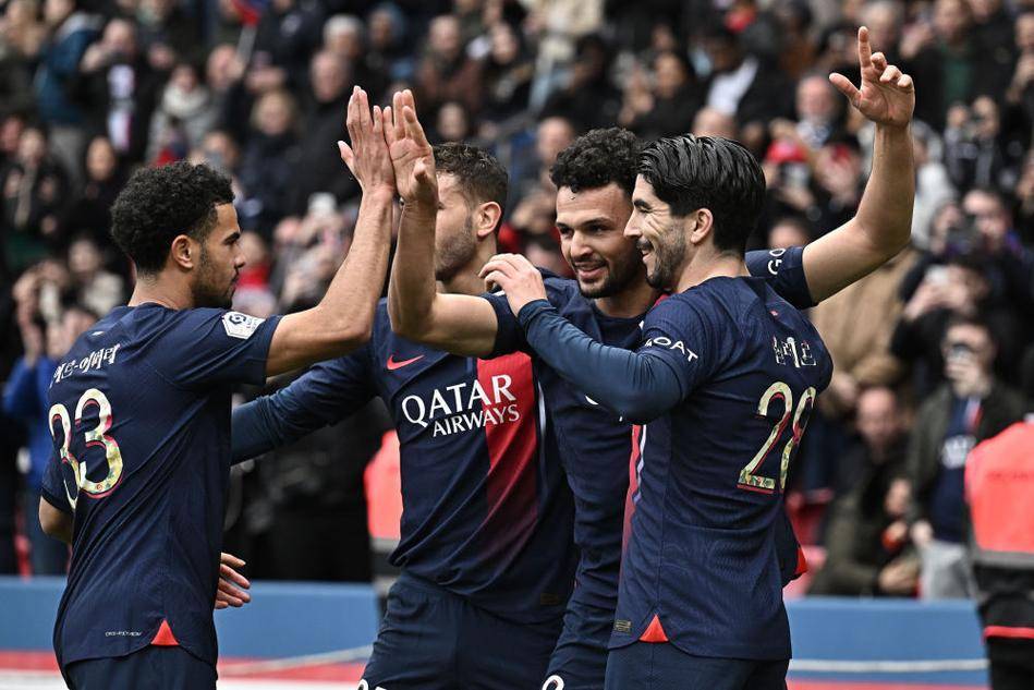 足球国足门将扑出关键点球，助球队惊险取胜