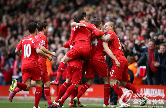 尤文航班延误，挪威当地球迷抓紧机会在机场与他们合影留念