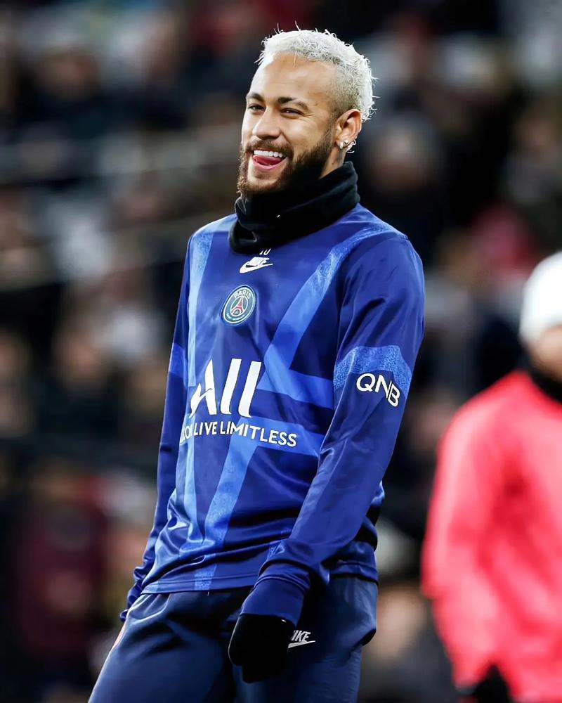 足球世界杯亚洲区预选赛关键球员表现突出