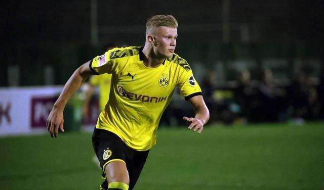 山东泰山选择韩鹏执教，凭借其责任感和团队精神，重燃球队斗志，提升士气，取得进步。